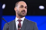 Annual Conservative Political Action Conference (CPAC)Brazilian politician Eduardo Bolsonaro, son of Jair Bolsonaro, speaks during the annual Conservative Political Action Conference (CPAC) at the Gaylord National Resort & Convention Center at National Harbor in Oxon Hill, Maryland, on February 20, 2025. (Photo by SAUL LOEB / AFP)Editoria: POLLocal: Oxon HillIndexador: SAUL LOEBSecao: politics (general)Fonte: AFPFotógrafo: STF<!-- NICAID(15981405) -->