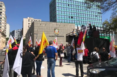 21/10/2021 - PORTO ALEGRE, RS - Centrais sindicais fazem ato contra proposta do governo para reajuste do piso regional. FOTO: Samantha Klein / Agência RBS<!-- NICAID(14921379) -->
