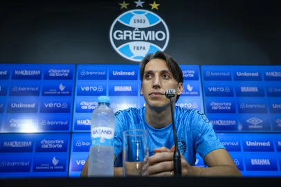 Gremio RS - FUTEBOL/GREMIO  - ESPORTES - Zagueiro Pedro Geromel concede entrevista coletiva apos o treino desta terÃ§a-feira, no CT Luis Carvalho. FOTO: LUCAS UEBEL/GREMIO FBPAEditoria: SPOLocal: Porto AlegreIndexador: Lucas UebelSecao: futebolFonte: Gremio.netFotógrafo: Gremio <!-- NICAID(15880188) -->