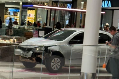 Carro desgovernado invade shopping e bate em pilastra; veja vídeo<!-- NICAID(16085422) -->