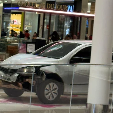 Carro desgovernado invade shopping e bate em pilastra; veja vídeo<!-- NICAID(16085422) -->