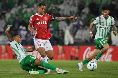 Atletico Nacional's Ecuadorian forward #11 Billy Arce and Internacional's midfielder #10 Alan Patrick fight for the ball during the Copa Libertadores group stage first round football match between Colombia's Atletico Nacional and Brazil's Internacional at the Atanasio Girardot stadium in Medellin, Antioquia department, Colombia, (Photo by Jaime SALDARRIAGA / AFP)Editoria: SPOLocal: MedellínIndexador: JAIME SALDARRIAGASecao: soccerFonte: AFPFotógrafo: STR<!-- NICAID(16033532) -->