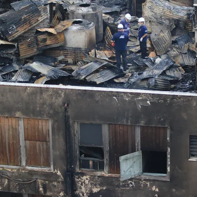 PORTO ALEGRE, RS, BRASIL, 26/04/2024- Outras pessoas ficaram feridas e foram encaminhadas para atendimento hospitalar. Local não possuía alvará para funcionamento e nem Plano de Proteção contra Incêndio, segundo os bombeiros. FOTO: RONALDO BERNARDI /  AGÊNCIA RBS<!-- NICAID(15746034) -->