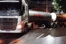 Uma carreta bitrem bloqueou o trânsito na rua Uruguai, cruzamento com a Antonio Araujo, na Vila Anes, em Passo Fundo, por quase três horas na madrugada desta segunda-feira (29)<!-- NICAID(15747574) -->