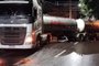 Uma carreta bitrem bloqueou o trânsito na rua Uruguai, cruzamento com a Antonio Araujo, na Vila Anes, em Passo Fundo, por quase três horas na madrugada desta segunda-feira (29)<!-- NICAID(15747574) -->