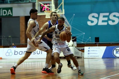 CAXIAS DO SUL, RS, BRASIL, 21/12/2023. Caxias do Sul Basquete x Pinheiros, jogo válido pela 18ª rodada do Novo Basquete Brasil - NBB 2023/2024 - realizado no ginásio do Sesi. (Porthus Junior/Agência RBS)<!-- NICAID(15632609) -->