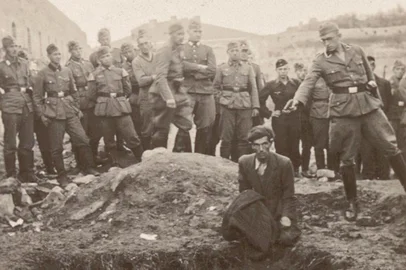 VINNYTSIA, UCRÂNIA, 28-07-1941: ''O último judeu de Vinnytsia'', fotografia do esquadrão Einsatzgruppe C, da SS, mostrando possivelmente Jakobus Onnen executando um judeu na Ucrânia. Foto: Library of Congress of the United States of America Prints and Photographs Division/Public Domain<!-- NICAID(16147175) -->