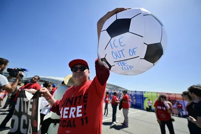SoFi Stadium workers represented by Unite Here 11 attend a press conference about an update on contract negotiations at SoFi Stadium in Inglewood, California, on June 9, 2026. According to US media reports, the union has struck a tentative agreement with stadium operators at SoFi Stadium, after the union previously voted yes to authorize a strike, days before the 2026 FIFA World Cup begins in Los Angeles. (Photo by Frederic J. Brown / AFP)Editoria: LABLocal: InglewoodIndexador: FREDERIC J. BROWNSecao: labour disputeFonte: AFPFotógrafo: STF<!-- NICAID(16303079) -->