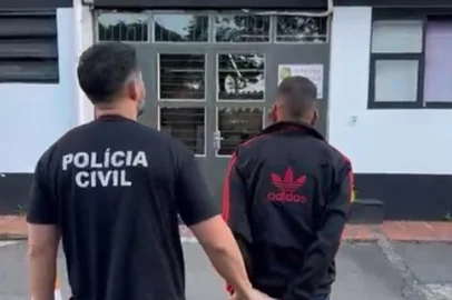 A Polícia Civil, por meio da 1ª Delegacia, cumpriu mandado de prisão na tarde desta sexta-feira (10), no bairro Ouro Verde, em desfavor de um homem de 54 anos, pela prática do crime de extorsão. Quantia extorquida foi de mais de R$ 100 mil. <!-- NICAID(16263620) -->