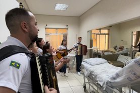 Grupo de música se apresenta em hospital de Passo Fundo e emociona: “nunca vi tantos pacientes no corredor”<!-- NICAID(15619140) -->