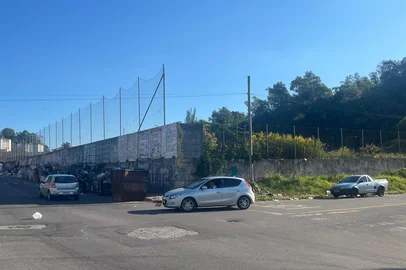 Prefeitura aguarda acerto entre Banrisul e Ser Caxias para retirar recicladores da Rua Cristóforo Randon, em Caxias. A partir da obtenção de um terreno que já foi do clube, secretaria de Planejamento e Parcerias Estratégicas pretende negociar o início de uma nova operação em pavilhões a serem construídos nos fundo do Centro de Treinamento, na Rua Don João Scalabrini<!-- NICAID(16000890) -->