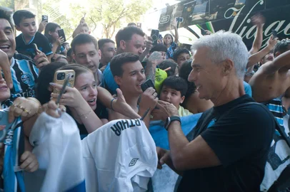 Jogadores e treinador do Grêmio são ovacionados na chegada a Chapecó. Foto: Geison Lisboa/Grupo RBS<!-- NICAID(16245592) -->