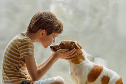 Amizade, criança, cachorro. Foto: ulkas  / stock.adobe.comIndexador: EVSTRATENKOFonte: 260216134<!-- NICAID(15530654) -->