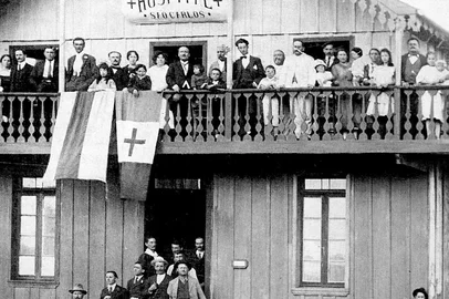 Inauguração do Hospital São Carlos, em Anta Gorda, em 1921. No alto, ao centro, Michele De Patta e a esposa<!-- NICAID(15333115) -->