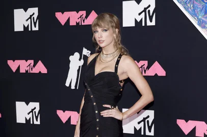 2023 MTV Video Music Awards - ArrivalsNEWARK, NEW JERSEY - SEPTEMBER 12: Taylor Swift attends the 2023 MTV Video Music Awards at Prudential Center on September 12, 2023 in Newark, New Jersey.   Jason Kempin/Getty Images for MTV/AFP (Photo by Jason Kempin / GETTY IMAGES NORTH AMERICA / Getty Images via AFP)Editoria: ACELocal: NewarkIndexador: JASON KEMPINSecao: culture (general)Fonte: GETTY IMAGES NORTH AMERICAFotógrafo: CONTRIBUTOR<!-- NICAID(15538809) -->