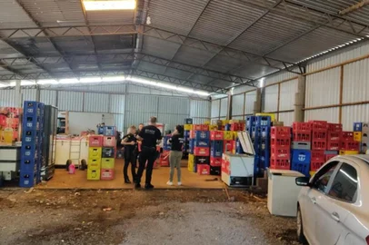 Dois homens são presos em operação contra cerveja falsificada<!-- NICAID(15607969) -->