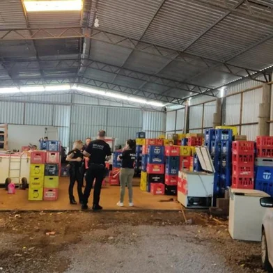 Dois homens são presos em operação contra cerveja falsificada<!-- NICAID(15607969) -->