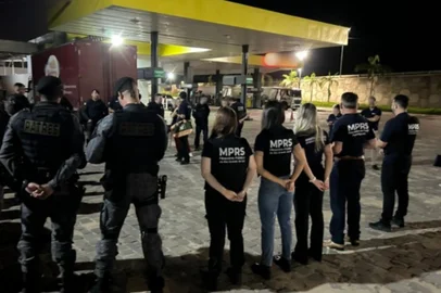 Deflagrada na manhã desta quarta-feira (1º) pelo Ministério Público, a Operação Lote Cruzado, que apura fraudes possíveis fraudes em licitações para construção de um loteamento popular em Encruzilhada do Sul, tem como um dos alvos Benito Paschoal (MDB), prefeito do município no Vale do Rio Pardo.<!-- NICAID(16256472) -->