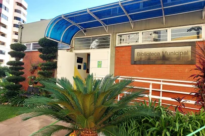 Biblioteca Municipal Arno Viuniski de Passo Fundo<!-- NICAID(15706000) -->