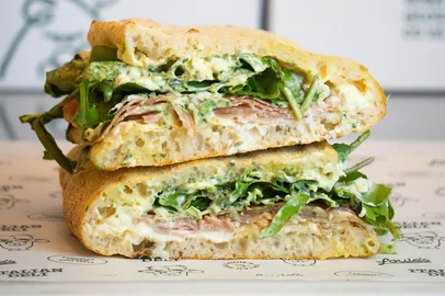 Naios Machado / Divulgação Louie's Deli, na Rua 24 de Outubro, é especializada em panuozzo (no plural, panuozzi), uma especialidade do sul da Itália: massa de pizza assada e dobrada ao meio, recheada como um sanduíche.<!-- NICAID(16382414) -->