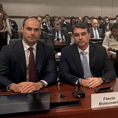 Em audiência nos EUA, Flávio Bolsonaro pede adiamento de tarifa contra o Brasil e aponta impacto no cenário eleitoral<!-- NICAID(16322310) -->