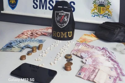 Com antecedentes por homicídio, roubo e tráfico, homem é preso com drogas em Caxias do Sul Em outra ocorrência, Guarda Municipal prendeu mais um foragido da Justiça, totalizando 72 pessoas capturadas em 2024 na cidade.<!-- NICAID(15912023) -->