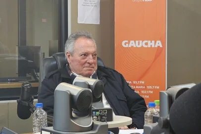 Abel Braga na transmissão da Rádio Gaúcha<!-- NICAID(16312366) -->