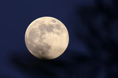 The Full moon rises in Doha on November 15, 2024. (Photo by KARIM JAAFAR / AFP)Editoria: SCILocal: DohaIndexador: KARIM JAAFARSecao: natural scienceFonte: AFPFotógrafo: STR<!-- NICAID(15914927) -->