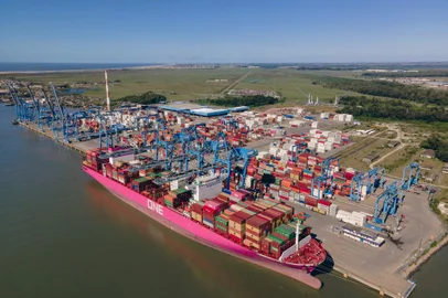 *A PEDIDO DE FELIPE BACKES* Navio One Amazon, segundo maior navio cargueiro a navegar na costa brasileira, atracado no Terminal de Contêineres do Porto de Rio Grande. Navio tem 330 metros de comprimento, 48 metros de largura e capacidade para carregar cerca de 12 mil contêineres - Foto: Jorgito Santos/Tecon/Divulgação<!-- NICAID(15254446) -->