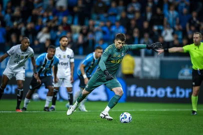 Gremio x BotafogoRS - FUTEBOL/CAMPEONATO BRASILEIRO 2025/GREMIO x BOTAFOGO - ESPORTES - Lance da partida entre Gremio e Botafogo disputada na noite desta quarta-feira, na Arena do Gremio, em partida valida pela Campeonato Brasileiro 2025. FOTO: LUCAS UEBEL/GREMIO FBPAEditoria: SPOLocal: Porto AlegreIndexador: Lucas UebelSecao: futebolFonte: Gremio.netFotógrafo: Gremio x Botafogo<!-- NICAID(16132291) -->