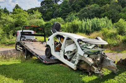 Na tarde desta quarta-feira (14), a Polícia civil, por meio da DRACO de Caxias do Sul, efetuou diligências que culminaram na prisão em flagrante de um homem de 33 anos pelos delitos de receptação de um veículo furtado em Caxias do Sul em 11/01/2026 e por posse irregular de munições de calibre 9mm (uso restrito).Durante a ação investigatória, a DRACO localizou um desmanche clandestino e comércio irregular de peças de veículos automotores no Bairro São Virgílio em Caxias do Sul, administrado pelo preso.<!-- NICAID(16204270) -->