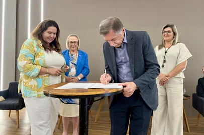 Caxias do Sul passará a contar, em breve, com mais oferta de atendimentos especializados nas áreas de oftalmologia, otorrinolaringologia, oncologia e cardiologia. A Prefeitura de Caxias, por meio da Secretaria Municipal da Saúde (SMS), participa do Programa Mais Acesso a Especialistas (PMAE), do Ministério da Saúde. O Prefeito Adiló Didomenico participou da assinatura do termo de compromisso na tarde desta terça-feira (25) no auditório do Hospital Geral. <!-- NICAID(16003321) -->