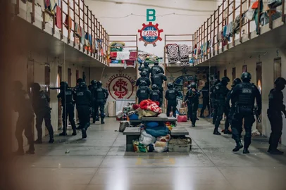 1345 presos foram revistados em 156 celas de cinco galerias./ A Polícia Penal não divulga números de quantos celulares, drogas ou materiais ílicitos foram apreendidos./ A operação mobilizou 208 servidores penitenciarios e o grupo de operações com cães./ A ação, realizada ontem na Penitenciária Estadual, e no Presídio Regional, é fruto das análises dos indicadores criminais da região, por meio do Programa RS Seguro, do governo do Estado./ Grupos de intervenção rápida de cinco regiões penitenciárias também participaram da ação.///<!-- NICAID(15657806) -->