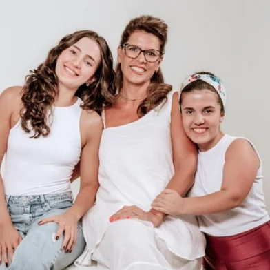 Professora de Passo Fundo lança livro sobre maternidade e superação ao lado da filha com nanismo<!-- NICAID(16141958) -->