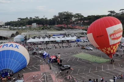 Cerca de 10 mil pessoas participam do primeiro final de semana do Festival de Balonismo de Caxias do Sul.<!-- NICAID(16093661) -->