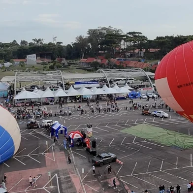 Cerca de 10 mil pessoas participam do primeiro final de semana do Festival de Balonismo de Caxias do Sul.<!-- NICAID(16093661) -->