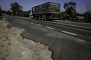 VIAMÃO, RS, BRASIL, 12-12-2022: Acostamento em más condições no km 39. Situação da RS-040, estrada que concentra parte do movimento em direção ao litoral norte do RS durante a temporada de verão. Foto: Mateus Bruxel / Agência RBSIndexador: Mateus Bruxel<!-- NICAID(15293029) -->