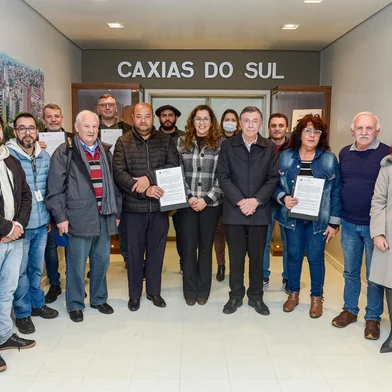 Mais seis Associações de Bairros (Amobs) de Caxias do Sul receberam os termos de cessão de uso das sedes das associações. A entrega foi realizada pela prefeitura na última terça-feira (31). Na oportunidade, foram contempladas as Amobs Moinhos de Vento, Nossa Senhora de Fátima, Pioneiro, Diamantino, Forqueta e o Centro Comunitário Reserva do Vale.<!-- NICAID(15113738) -->