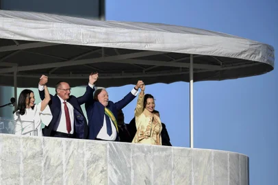 Brazil's new President Luiz Inacio Lula da Silva (2-R), new Vice-President Geraldo Alckmin (2-L) and their wives First Lady Rosangela "Janja" da Silva (R) and Maria Lucia Ribeiro Alckmin (L) respectively, gestures at supporters at Planalto Palace after their inauguration ceremony at the National Congress, in Brasilia, on January 1, 2023. - Lula da Silva, a 77-year-old leftist who already served as president of Brazil from 2003 to 2010, takes office for the third time with a grand inauguration in Brasilia. (Photo by CARL DE SOUZA / AFP)Editoria: POLLocal: BrasíliaIndexador: CARL DE SOUZASecao: governmentFonte: AFPFotógrafo: STF<!-- NICAID(15309506) -->