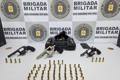Em duas horas, Brigada Militar prende cinco homens e apreende sete armas em Caxias do Sul.<!-- NICAID(16036462) -->