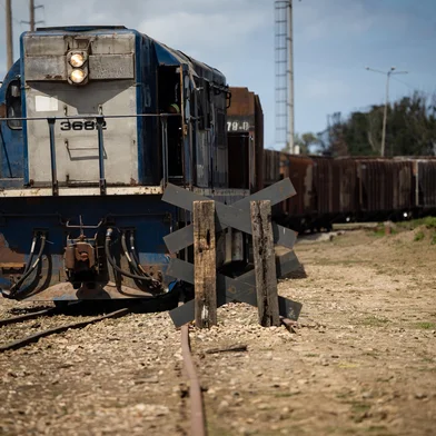 RIO GRANDE, RS, BRASIL, 26-02-2026: Governos e empresas buscam alternativas para conter a precarização da malha ferroviária gaúcha, que perdeu 75% do tamanho em três décadas e foi dilacerada pelas enchentes de 2024. Rastro de destruição é desafio à reconstrução. Sem conexão por ferrovia com o resto do brasil e com países limítrofes, o estado se encontra ilhado fora dos trilhos. Na foto: Trem com grãos manobra perto do porto de Rio Grande para descarregar mercadoria (Foto: André Ávila/Agência RBS)Indexador: Andre Avila<!-- NICAID(16248522) -->