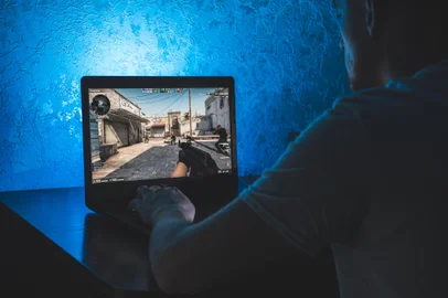 Person playing Counter Strike Global Offensive video game on computerFonte: 434621360<!-- NICAID(15325055) -->