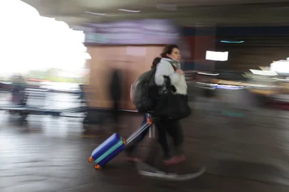 Porto Alegre, RS, Brasil – Movimentação na Rodoviária da Capital. Reportagem investiga por que passagens de ônibus para fora do Estado são mais caras do que para destinos dentro do RS, comparando valores e custo por quilômetro rodado.Indexador: jeff botega<!-- NICAID(16081395) -->