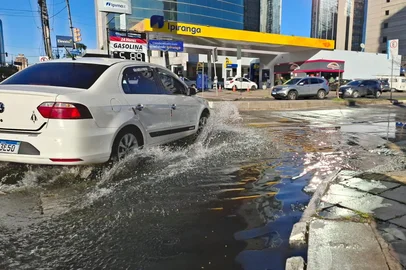 A elevação do Guaíba nos últimos dias faz com que pontos do bairro Praia de Belas registrem acúmulo de água nesta quarta-feira (25).<!-- NICAID(16066852) -->