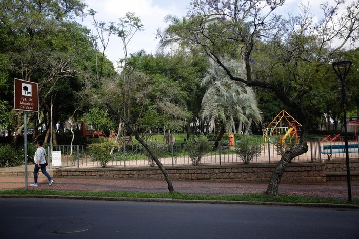 Jardineiro contratado pela associação cuida diariamente da praça