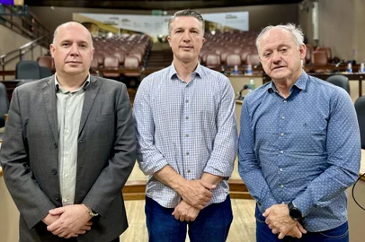 A Comissão Parlamentar de Inquérito (I) que tratará sobre a concessão dos serviços funerários, em Caxias do Sul, foi oficialmente constituída na manhã desta terça-feira (05/11). Os 10 integrantes elegeram o vereador Maurício Scalco/PL como presidente, Olmir Cadore/PSDB na função de vice-presidente e Lucas Diel/PRD como relator.<!-- NICAID(15907668) -->
