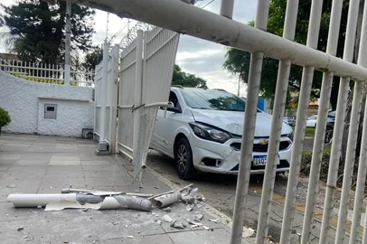 Carro bate em grade em Pelotas<!-- NICAID(16226854) -->