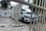 Carro colide contra grade de casa no bairro Areal, em Pelotas