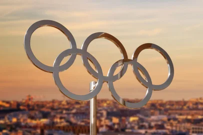 Olympic rings  at sunset with the Eiffel tower in Paris France panoramic background, Paris 2024 summer olympic games web bannerOlympic rings  at sunset with the Eiffel tower in Paris France panoramic background, Paris 2024 summer olympic games web bannerIndexador: Delphine PoggiantiFonte: 715714499<!-- NICAID(15820390) -->