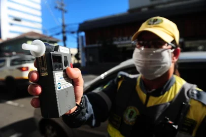 CAXIAS DO SUL, RS, BRASIL, 04/06/2021. Número de motoristas dirigindo embriagados, que diminuiu 40%  na cidade. Na foto, fiscais da Secretaria da Trânsito utilizam o bafômetro no motorista Tenório Fernandes Ocampos, 30 anos. (Porthus Junior/Agência RBS)<!-- NICAID(14801149) -->